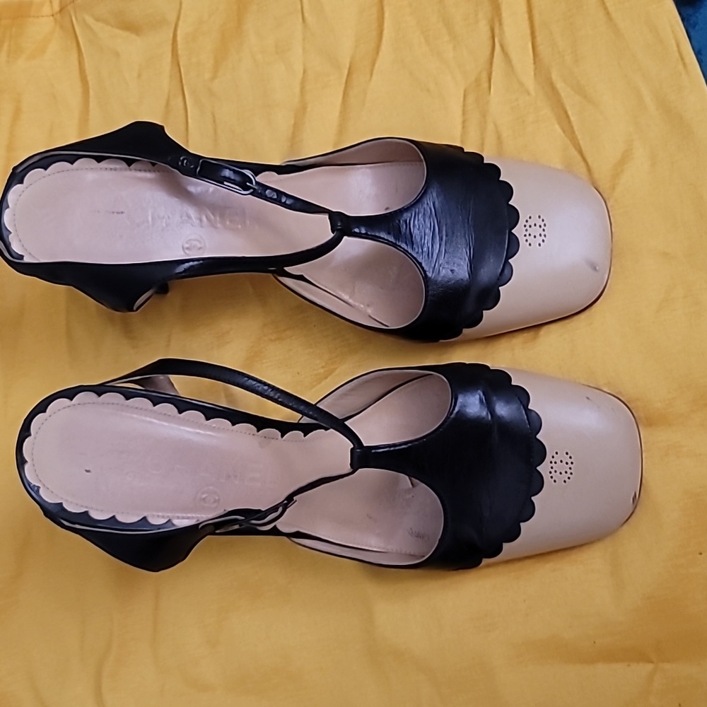 Chanel VINTAGE beige and black Mary Jane's size 36.5